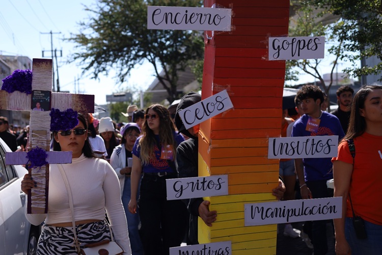 UNIDAS. La escritora asegura que le agrada que el libro sobre el feminicidio de su hermana se convierta en voces. (Foto: Michelle Vázquez) 